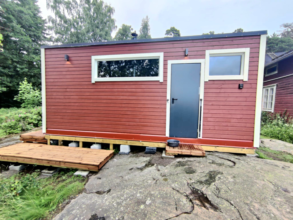 Punainen Ollin sauna kallion ja luonnon keskellä